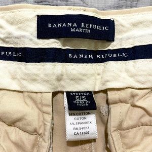 Banana Republic tan pant with slit on cuff bottoms of the pant leg. Size 6/S.